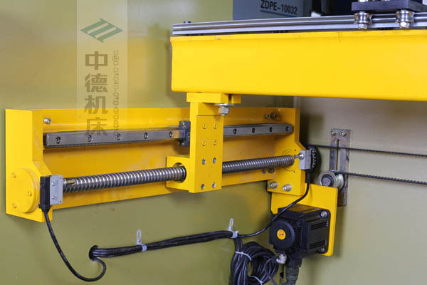 ZDPK-10032X軸配有滾珠絲桿及直線導(dǎo)軌，大功率伺服電機(jī)，鋼絲同步帶，能顯著提升X軸定位精度及速度